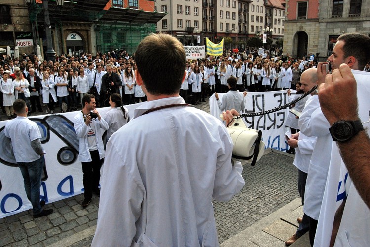Protest Medyków na wrocławskim Rynku. „Nie godzimy na to, żeby w służbie zdrowia było byle jak” [ZDJĘCIA], Bartosz Senderek